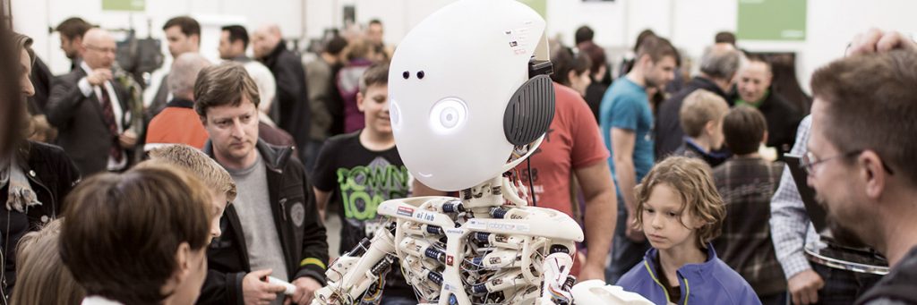 Prototyp Roboter wird von Menschen betrachtet