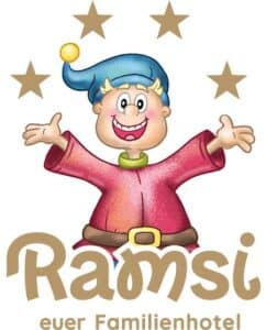 Lehrlingsportal.at Cartoonfigur in roter Tunika und blauem Hut steht lächelnd mit erhobenen Armen, umgeben von vier goldenen Sternen. Der Text darunter lautet "Ramsi euer Familienhotel".