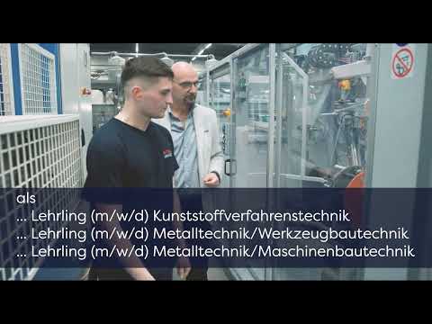 Lehrlingsportal.at Zwei Männer stehen in einer Industriehalle neben Maschinen. Der eingeblendete Text listet Lehrstellen in den Bereichen Kunststoff, Metall und Maschinenbau auf.