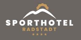 Lehrlingsportal.at Das Logo des Sporthotels Radstadt zeigt den Umriss eines Berges, darüber die Form eines Zahnrads und unter dem Text vier goldene Sterne auf grauem Hintergrund.