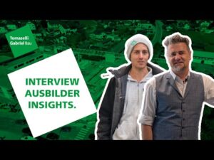 Lehrlingsportal.at Zwei Männer, einer in Freizeitkleidung und mit Mütze, der andere mit Weste, stehen vor einem Baustellenhintergrund mit Text: "Interview Ausbilder Insights.