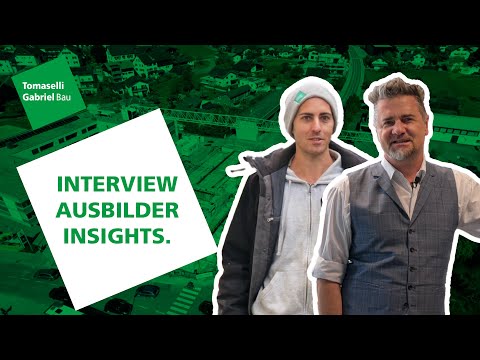 Lehrlingsportal.at Zwei Männer, einer in Freizeitkleidung und mit Mütze, der andere mit Weste, stehen vor einem Baustellenhintergrund mit Text: "Interview Ausbilder Insights.