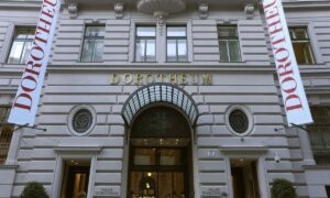 Lehrlingsportal.at Das Bild zeigt die Außenansicht des Auktionshauses Dorotheum mit großen Bannern, die den Namen des Hauses zu beiden Seiten des Eingangs zeigen.