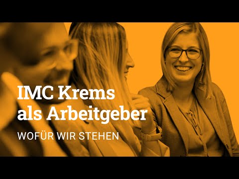 Lehrlingsportal.at Drei Menschen, die lächelnd miteinander sprechen; darüber steht auf Deutsch auf orangefarbenem Hintergrund: „IMC Krems als Arbeitgeber. Wofür wir stehen“.