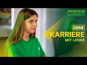 Lehrlingsportal.at Eine junge Frau in einem grünen Hemd sitzt in einem Haus; der deutsche Text lautet "Was hast du auf Lager? Deine Karriere mit Lehre.