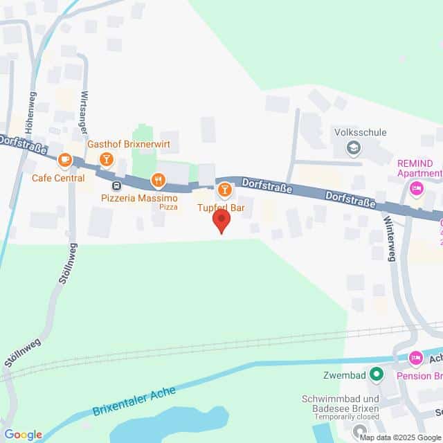 Lehrlingsportal.at Karte eines Ortsteils mit horizontal verlaufender Dorfstraße. Bemerkenswerte Orte sind eine Bar, eine Pizzeria, ein Café, eine Schule und ein Badebereich. Unten ist ein Fluss zu sehen.