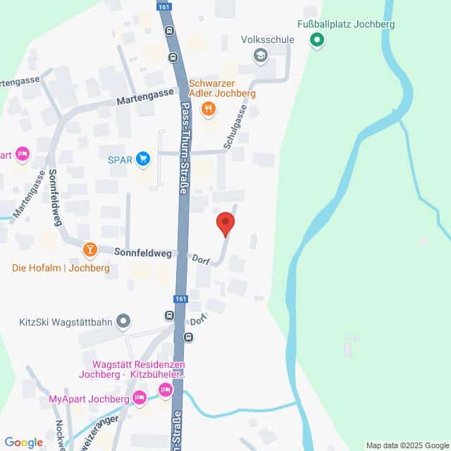Lehrlingsportal.at Karte mit einem rot markierten Ort in Jochberg, Österreich, nahe der Hauptstraße. In der Nähe befinden sich ein Supermarkt, eine Schule und ein Fußballplatz. Im Osten mündet ein Fluss.