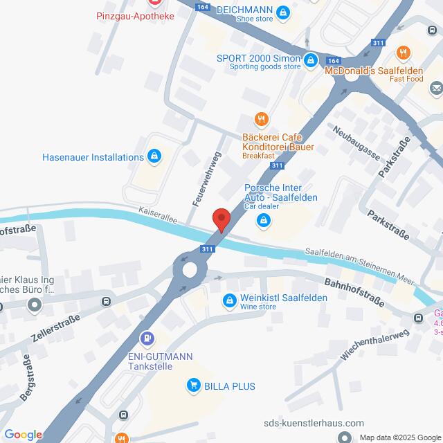 Lehrlingsportal.at Karte eines Teils von Saalfelden, Österreich. Einschließlich McDonald's, Porsche-Händler, BILLA Plus und einigen Straßen wie der Bahnhofstraße und der Parkstraße. Der Blue River fließt durch das Gebiet.