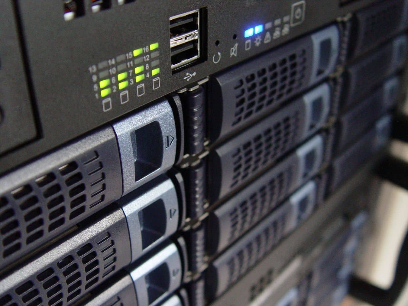 Lehrlingsportal.at Nahaufnahme von schwarzen Server-Racks mit Anzeigeleuchten und USB-Anschlüssen.