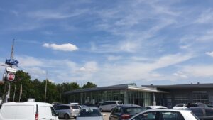 Aussenansicht Hautpgebäude Danninger mit Parkplatz
