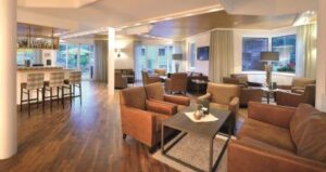 Hotellobby mit hoteleigener Bar und gemütlichen Sitzgelegenheiten