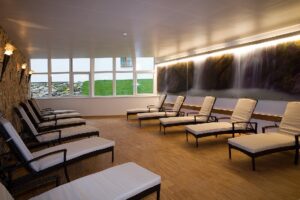 Ruheraum im Spabereich mit Liegen