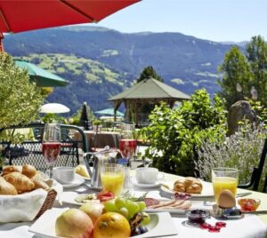 Frühstückstisch mit Ausblick auf die Berge