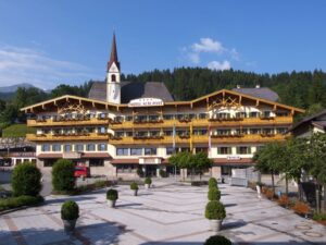 Aussenansicht Hotelanlage im Sommer
