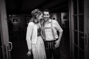 Gastgeber Pärchenfoto in Tracht in schwarz-weiß