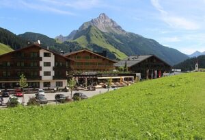 Aussenansicht Hotel mit Berg im Hintergrund