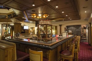 Hotelbar mit Holzverkleidung und rotem Teppichboden