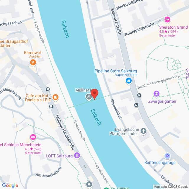 Lehrlingsportal.at Karte eines Teils von Salzburg in der Nähe der Müllner Stegbrücke mit hervorgehobenen Orten wie dem Café am Kai und dem Sheraton Grand. Die Salzach fließt durch das Zentrum.
