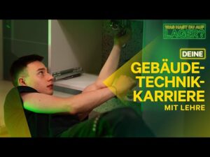 Lehrlingsportal.at Ein junger Mann liegt auf dem Boden unter einem Waschbecken und arbeitet mit Rohren. Textüberlagerung lautet: "Deine Gebäudetechnik-Karriere mit Lehre.