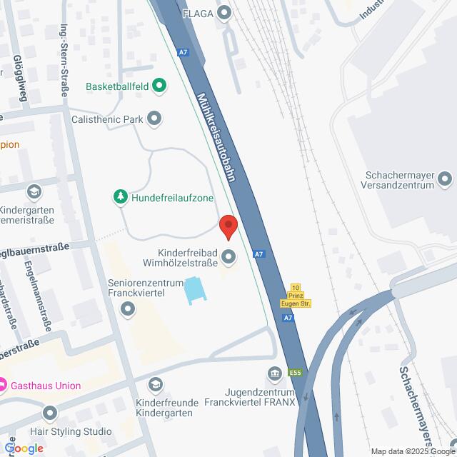 Lehrlingsportal.at Karte eines Stadtgebiets mit Fluss, Straßen und verschiedenen Sehenswürdigkeiten, darunter ein Basketballfeld, ein Kinderbecken und ein Hundepark. Eine rote Markierung markiert einen bestimmten Ort.