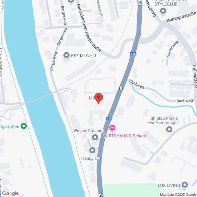 Lehrlingsportal.at Karte mit einem durch eine rote Stecknadel markierten Ort in der Nähe eines Flusses. Straßen wie Bergwerg und Bachweg sind beschriftet. Geschäfte in der Nähe sind mit Symbolen gekennzeichnet.