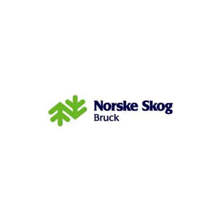 Lehrlingsportal.at Das Logo von Norske Skog Bruck zeigt zwei grüne stilisierte Baumsymbole neben dem Firmennamen in blauer Schrift auf weißem Hintergrund.
