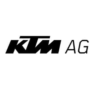 Lehrlingsportal.at Schwarzes KTM AG-Logo mit fetten, stilisierten „KTM“-Buchstaben auf der linken Seite und dünnen „AG“-Buchstaben auf der rechten Seite, alles auf weißem Hintergrund.