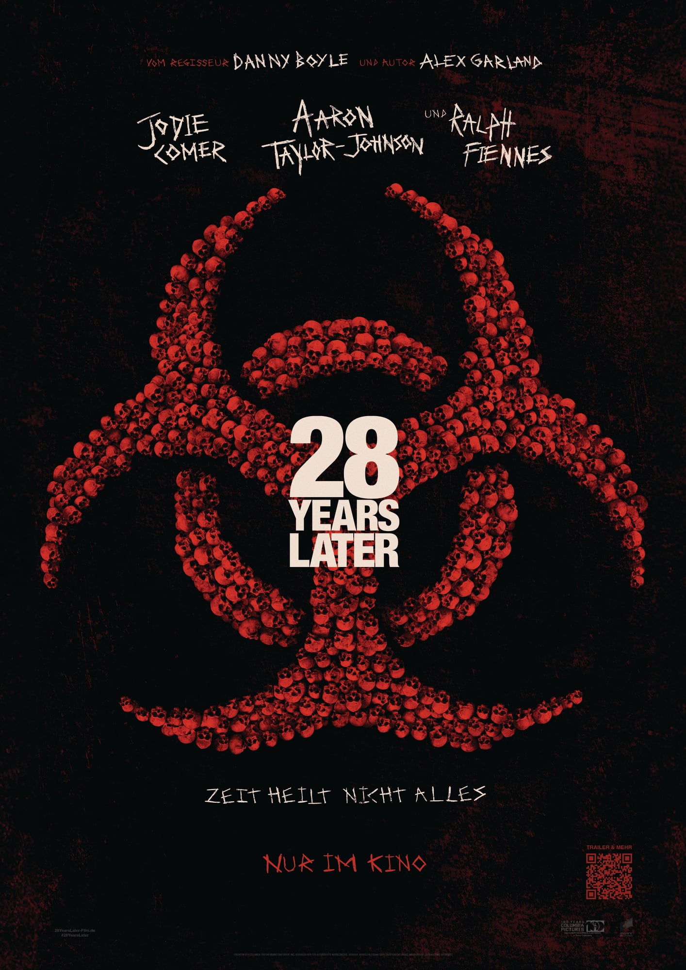Lehrlingsportal.at Ein Biohazard-Symbol aus roten Totenköpfen umgibt den Text „28 Years Later“ auf schwarzem Hintergrund, mit Schauspielernamen und deutschen Veröffentlichungsinformationen in Weiß und Rot.