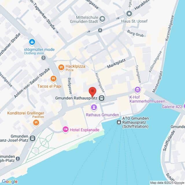 Lehrlingsportal.at Karte, die das Gebiet um den Rathausplatz in Gmunden, Österreich, zeigt, mit nahegelegenen Geschäften, Straßen und dem im Südosten sichtbaren Traunsee.