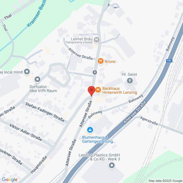 Lehrlingsportal.at Karte, die einen Teil von Lenzing, Österreich, mit dem Backhaus Hinterwirth Lenzing im Zentrum zeigt, mit Beschriftung der umliegenden Straßen und Geschäfte.