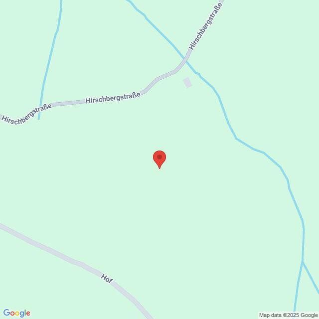 Lehrlingsportal.at Eine Karte mit einer roten Stecknadel zwischen Hirschbergstraße und Hof, umgeben von grün schattierten Flächen, die offenes Land oder Felder anzeigen.
