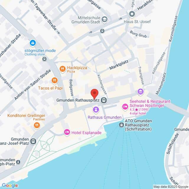 Lehrlingsportal.at Karte des Rathausplatzes in Gmunden, Österreich, mit eingezeichneten Restaurants, Hotels und Sehenswürdigkeiten in der Nähe. Straßen und der Fluss sind ebenfalls sichtbar.
