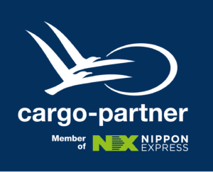 Lehrlingsportal.at Logo mit zwei stilisierten Vögeln im Flug, dem Text "cargo-partner" und "Member of NEX Nippon Express" auf dunkelblauem Hintergrund.