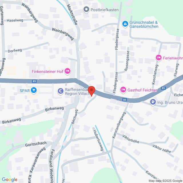 Lehrlingsportal.at Eine digitale Karte zeigt einen Ausschnitt von Villach, Österreich, und hebt Straßen, Geschäfte und Wahrzeichen mit einer roten Kartennadel an einer zentralen Kreuzung hervor.
