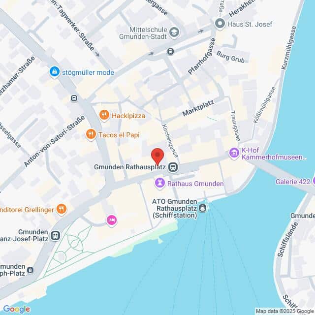 Lehrlingsportal.at Eine Karte, die die Gegend um den Gmundner Rathausplatz in Gmunden, Österreich, mit nahegelegenen Geschäften, Straßen und dem Traunsee zeigt.