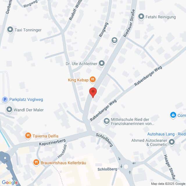 Lehrlingsportal.at Eine Karte, die die Kreuzung der Straßen Rabenberger Weg, Kapuzinerberg und Hochfeld in Ried, Deutschland, zeigt, mit verschiedenen lokalen Geschäften in der Nähe markiert.