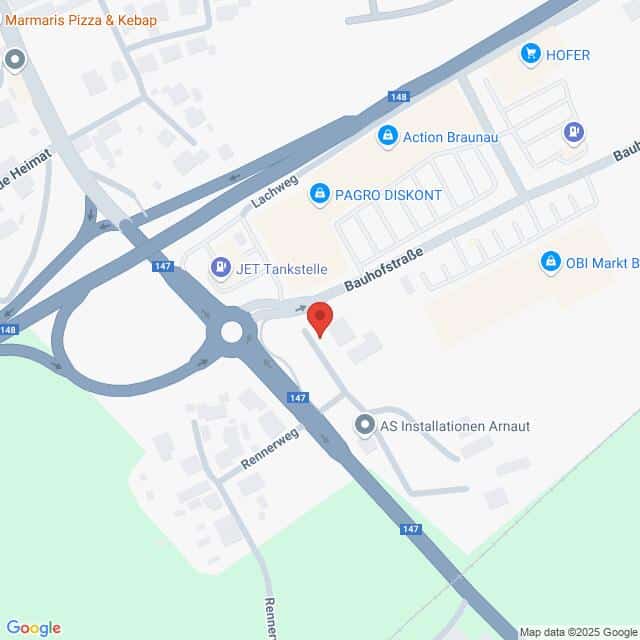 Lehrlingsportal.at Karte mit dem Standort einer JET-Tankstelle in der Nähe eines Kreisverkehrs an der Bauhofstraße in Braunau, Österreich, mit Beschriftung der umliegenden Geschäfte und Straßen.