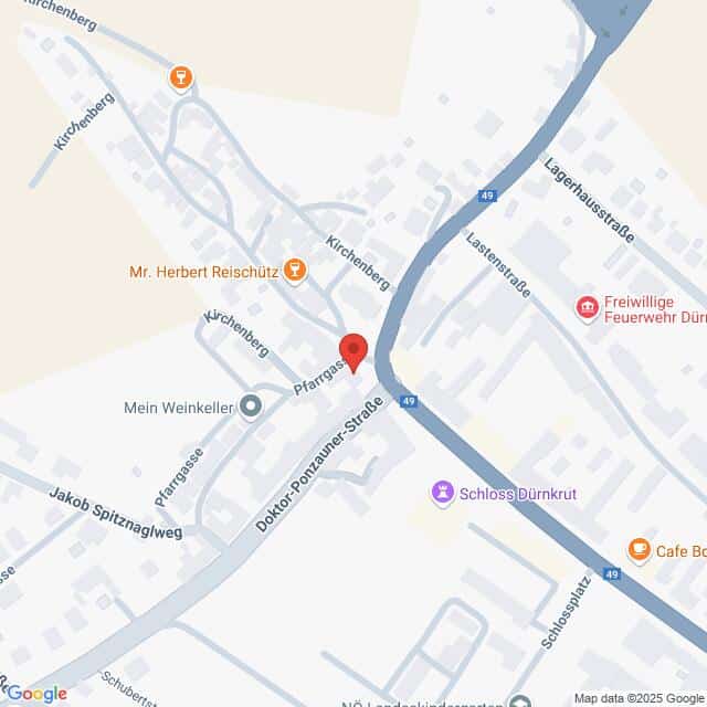 Lehrlingsportal.at Eine digitale Karte, die die Kreuzung von Pfarrgasse und Kirchengberg in einer Stadt zeigt, mit Beschriftung der nahe gelegenen Sehenswürdigkeiten und Geschäfte.
