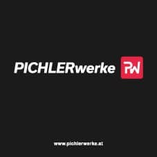 Lehrlingsportal.at Logo der Pichlerwerke mit weißem Text auf schwarzem Hintergrund und einem roten Quadrat mit den Initialen "PW". Die URL der Website wird unten angezeigt: www.pichlerwerke.at.