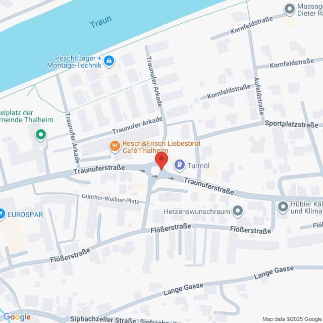 Lehrlingsportal.at Eine Karte, die einen Abschnitt von Thalheim in der Nähe des Flusses Traun zeigt, mit beschrifteten Straßen, Geschäften und Sehenswürdigkeiten, einschließlich Traunuferstraße, Flößstraße und Café Thalheim.