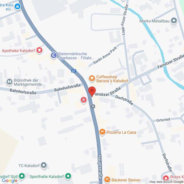 Lehrlingsportal.at Die Karte zeigt einen Ausschnitt von Kalsdorf mit beschrifteten Orten wie einer Apotheke, einem Coffeeshop, einer Pizzeria, einer Bäckerei und Straßen wie der Hauptstraße, der Bahnhofstraße und der Dorfstraße.