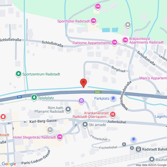 Lehrlingsportal.at Eine Karte, die einen Ausschnitt von Radstadt, Österreich, zeigt, mit Beschriftungen für Hotels, Wohnungen, einen Spielplatz, ein Krankenhaus und Hauptverkehrsstraßen. In der Nähe des Stadtzentrums befindet sich eine rote Standortmarkierung.