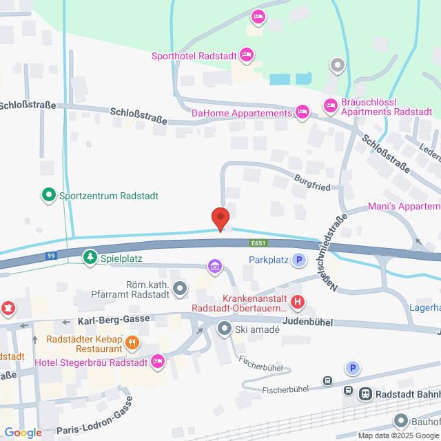 Lehrlingsportal.at Karte eines Teils von Radstadt, Österreich, mit Straßen, Hotels, Restaurants, einem Krankenhaus, Spielplätzen und einer zentralen Markierungsnadel in der Nähe des Burgfrieds.