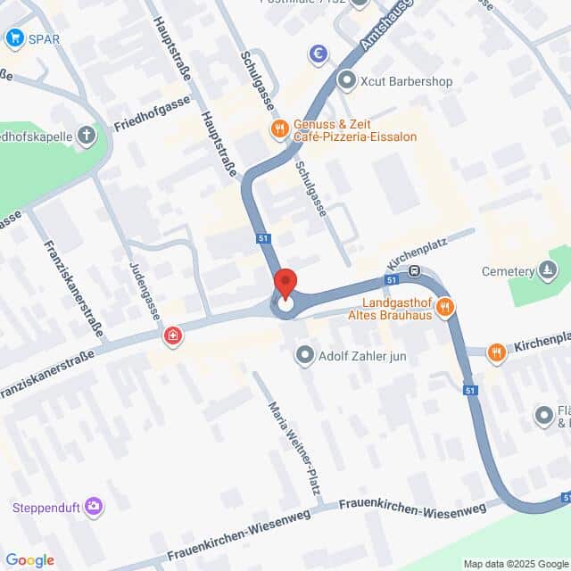 Lehrlingsportal.at Eine Karte, die die Kreuzung der Franziskanergasse, der Judengasse und des Kirchenplatzes in Frauenkirchen, Österreich, zeigt, mit Beschriftung der Sehenswürdigkeiten, Geschäfte und Straßen.