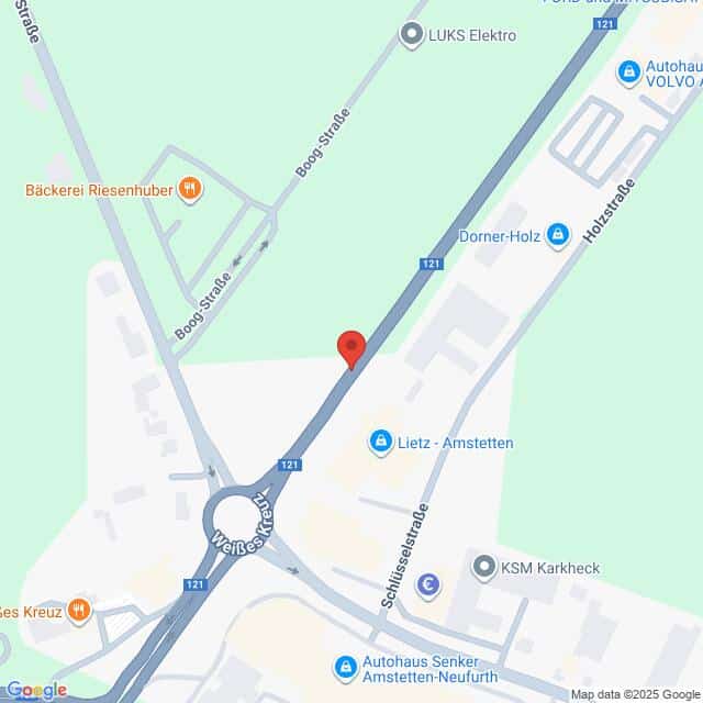 Lehrlingsportal.at Die Karte zeigt einen Kreisverkehr an der Kreuzung von Weißenstraße, Bogg Straße und Hotzstraße, mit Beschriftung der umliegenden Geschäfte, darunter LUKS Elektro und Bäckerei Riesenhuber.
