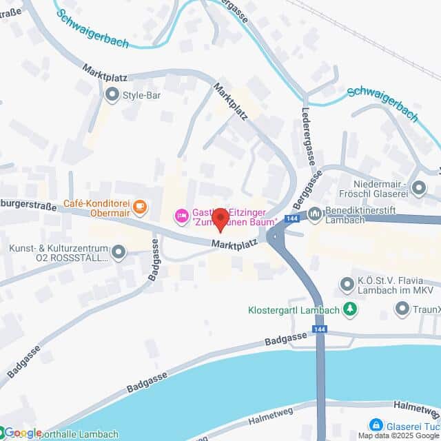 Lehrlingsportal.at Eine digitale Karte zeigt den Bereich des Marktplatzes in Lambach, Österreich, mit nahe gelegenen Straßen, Geschäften und dem angrenzenden Fluss.