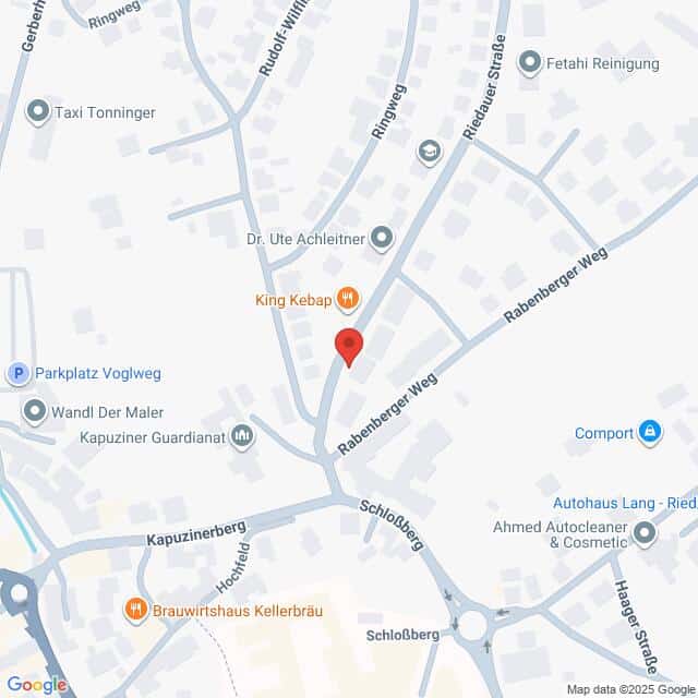 Lehrlingsportal.at Eine Karte, die die Kreuzung der Straßen Rabenberger Weg, Schlossberg und Kapuzinerberg mit nahegelegenen Geschäften und Wahrzeichen markiert.