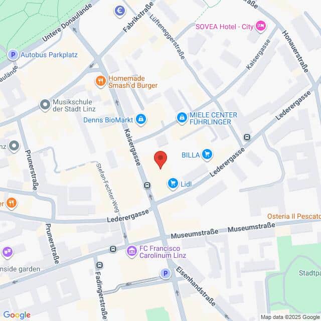 Lehrlingsportal.at Die Karte zeigt einen zentralen Bereich von Linz, Österreich, mit eingezeichneten Straßen, Geschäften und Sehenswürdigkeiten, einschließlich Supermärkten, Hotels und Restaurants.