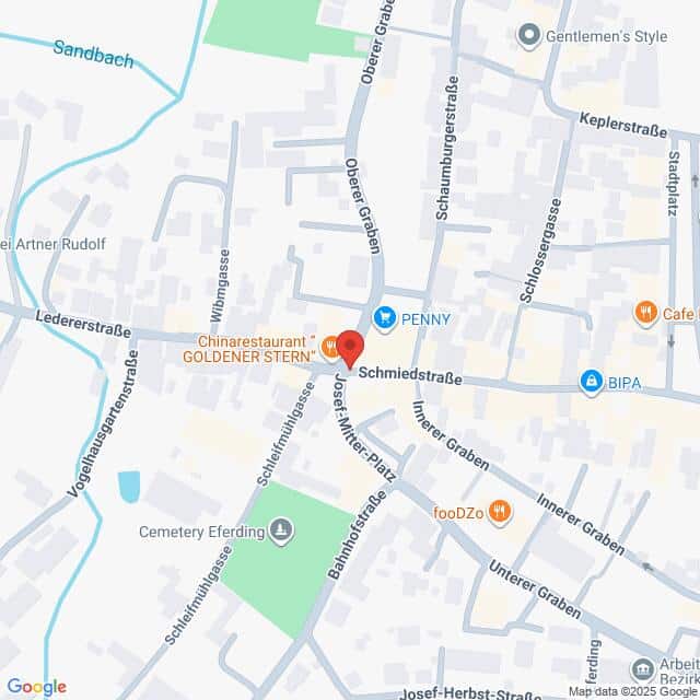 Lehrlingsportal.at Eine digitale Karte zeigt einen zentralen Bereich von Eferding, Österreich, und hebt Straßen, lokale Geschäfte und Sehenswürdigkeiten wie PENNY, BIPA und das Chinarestaurant Goldener Stern hervor.