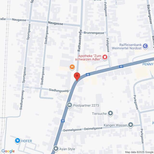Lehrlingsportal.at Die Karte zeigt die Kreuzung Rathausstraße und Siedlungsweg in einer Stadt. Zu den Sehenswürdigkeiten in der Nähe gehören eine Apotheke, eine Bank, ein Supermarkt und ein Postamt.